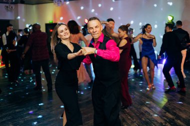 Kharkiv, Ukrayna 15.05.24 kişi bir kulüpte salsa dansı yapıyor. Parlak ışıkları olan bir gece kulübünde sosyal dans.