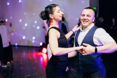 Kharkiv, Ukrayna 15.05.24 kişi bir kulüpte salsa dansı yapıyor. Parlak ışıkları olan bir gece kulübünde sosyal dans.