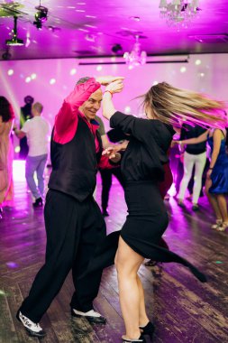 Kharkiv, Ukrayna 15.05.24 kişi bir kulüpte salsa dansı yapıyor. Parlak ışıkları olan bir gece kulübünde sosyal dans.