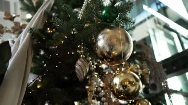 Alışveriş merkezindeki Noel ağacı yeni yıl için oyuncaklarla süslenir.