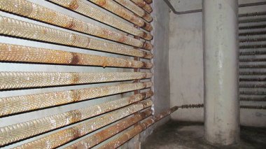 Demir kaloriferler. Isıtma elemanları. Paslı depo pilleri