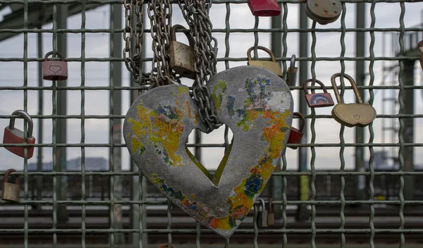 Almanya, Köln 'deki Hohenzollern Köprüsü' nde aşk kilitleri. Yüksek kalite fotoğraf