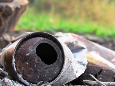 Yanmış bir bira tenekesi şöminenin şöminesinde yatar. Yüksek kalite fotoğraf