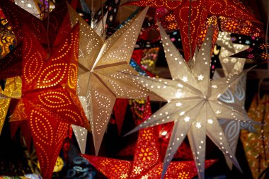 Siyah kedileri olan parlak bir lamba. Yüksek kalite fotoğraf