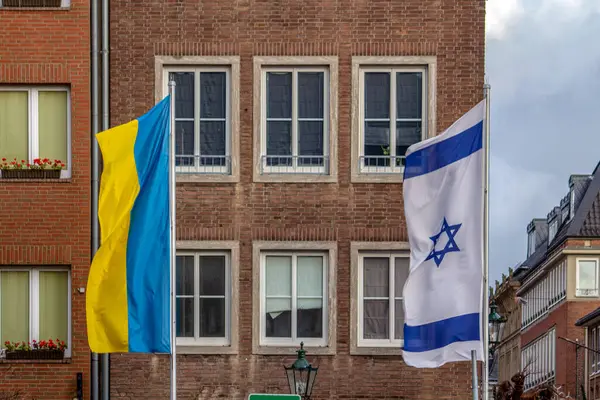 Die Flaggen Der Ukraine Und Israels Flattern Wind Hochwertiges Foto Stockfoto
