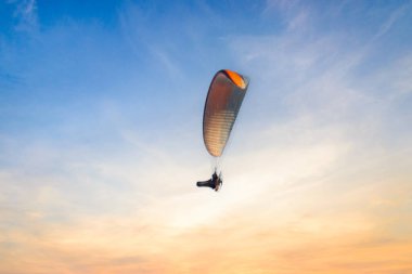 Motor Paraglider akşamları suyun yüzeyinde uçuyor. Yüksek kalite fotoğraf
