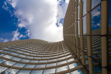 Ofis binasının camlarında gökyüzünün yansıması. Yüksek kalite fotoğraf