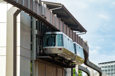 Düsseldorf şehrindeki modern tek raylı tren şehir ulaşımını gösteriyor..