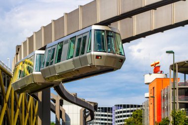 Düsseldorf şehrindeki modern tek raylı tren şehir ulaşımını gösteriyor..