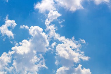 Yumuşak, beyaz bulutları olan parlak mavi gökyüzünün mükemmel bir görüntüsü..