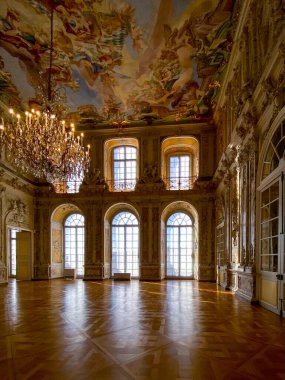 Büyük Chandelier ve Frescoed tavan ile Barok Salonunu süsleyin. Yüksek kalite fotoğraf