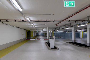 Yeraltı otoparkında çıkış işareti ve bariyer var. Yüksek kalite fotoğraf