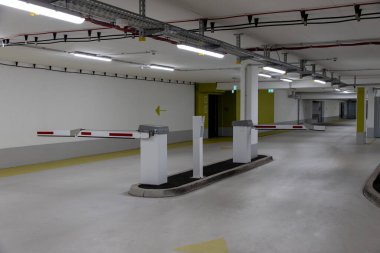 Giriş engelli, modern yeraltı otoparkı. Yüksek kalite fotoğraf