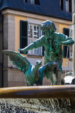 Bronz Çeşme Erkek ve Kaz Heykeli. Yüksek kalite fotoğraf