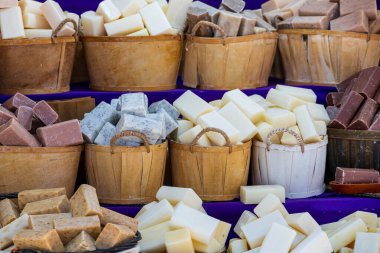 Market standında renkli el yapımı sabun çeşitleri. Yüksek kalite fotoğraf