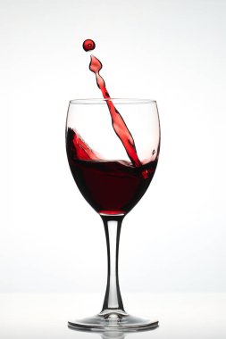 Bardakta kırmızı şarap sıçratıyorum. Yüksek hızlı fotoğrafçılık mı? Yüksek kalite fotoğraf