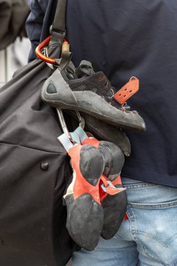 Sırt çantasında asılı olan tırmanma ayakkabıları, yakın plan. Yüksek kalite fotoğraf