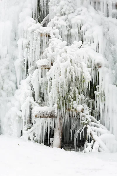 Sneeuw Bedekt Ijspegels Ziet Eruit Als Een Bevroren Waterval Winter Rechtenvrije Stockafbeeldingen