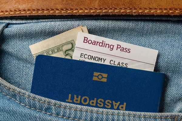 青いパスポート ポケットジーンズの搭乗券 閉じます 旅行のコンセプト — ストック写真