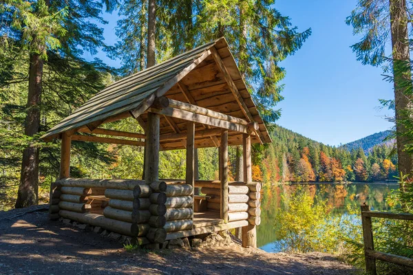 在一个阳光明媚的秋日 在喀尔巴阡山脉秋天的森林旁边的西泽尔湖边 木制的凉亭可以放松一下 西乌克兰 — 图库照片