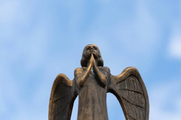 Деталь Красивой Бронзовой Статуи Ангела Крыльями Над Небом Мбаппе Голубом — стоковое фото