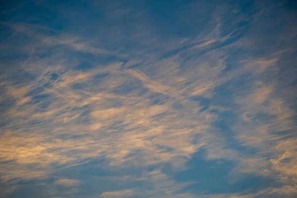 Φυσικό Φως Ημέρας Και Λευκά Σύννεφα Επιπλέουν Μπλε Ουρανό Την — Φωτογραφία Αρχείου