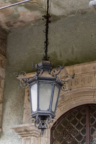 旧铁灯笼挂在复古风格的建筑上 关上了 西乌克兰 街上挂着古董灯 — 图库照片
