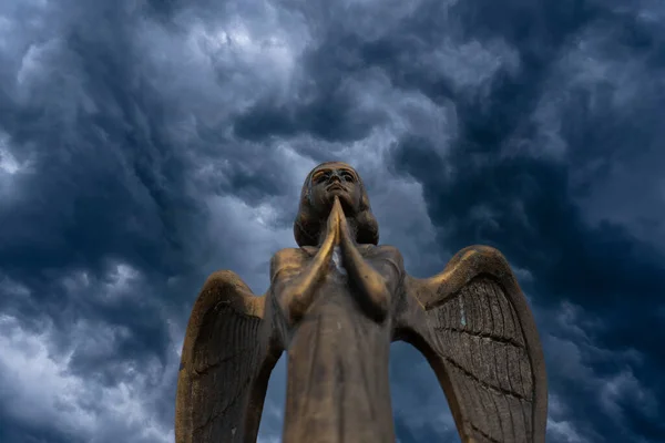 Részlet Gyönyörű Bronz Szobor Egy Angyal Szárnyakkal Szemben Sötét Felhők — Stock Fotó