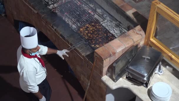 Sharm Sheikh Egito Maio 2021 Chef Egípcio Prepara Pernas Frango — Vídeo de Stock