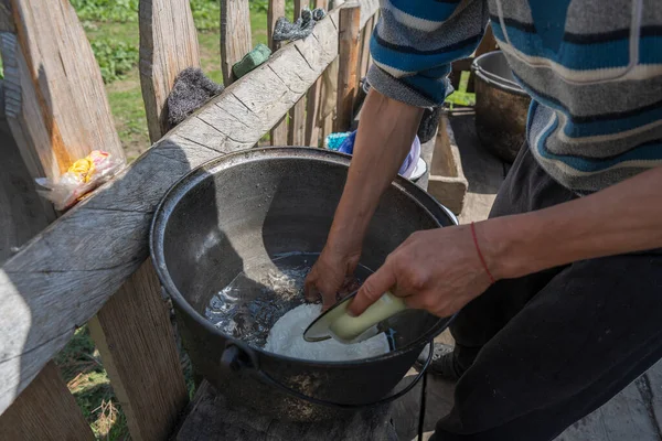 Ukrainische Männliche Bauern Spülen Geschirr Mit Sauberem Wasser Auf Dem — Stockfoto