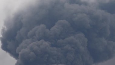 Ukrayna ve Rusya arasındaki savaş sırasında gökyüzünü yoğun siyah duman kaplıyor. Ukrayna 'da bir felaket. Rusya 'nın Ukrayna' ya karşı giriştiği saldırı