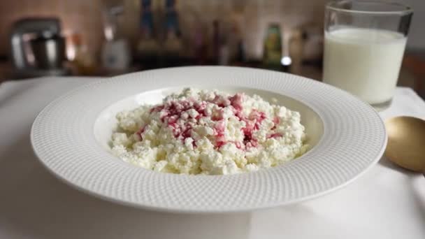 新鲜的自制奶酪与酸奶奶油在一个白色盘子里旋转在桌子上 美味的早餐 — 图库视频影像