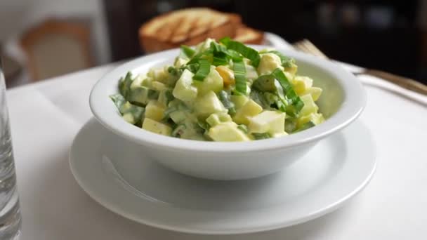 Λευκό Πιάτο Μια Σαλάτα Από Άγριο Σκόρδο Αγγούρι Βραστό Αυγό — Αρχείο Βίντεο