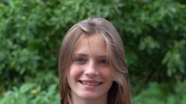 Doğada güzel, mutlu bir genç kız. Dışarıdaki portreyi kapat.