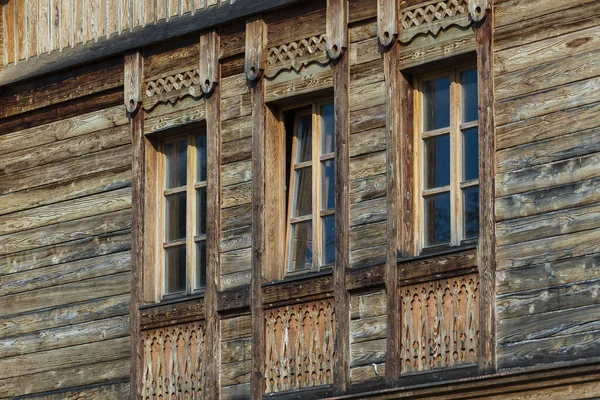 Okna Drewnianej Elewacji Rustykalnego Domu Drewnianych Belek Rach Karpaty Wsi — Zdjęcie stockowe
