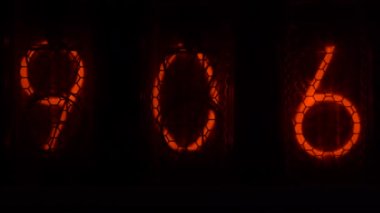 Cihazın üzerindeki vakum tüpü görüntüsü saniyeleri sayıyor. Vintage lamba zamanlayıcısında numaralar gösteriliyor, yakın çekim, nixie tüpü göstergesi. Parlama deşarj göstergesi