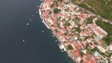 Karadağ 'ın eski Perast kasabası, mavi deniz ve dağlarının havadan görünüşü. Adriyatik Denizi 'nin Dalmaçya kıyıları, Avrupa. Seyahat ve doğa kavramı