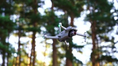 Kiev, Ukrayna - 01 Ekim 2021: DJI Maviç Air 2S İHA 'sı, bir önceki Maviç modeline göre büyük bir güncelleme yaparak, arka planda asılı duruyor. DJI Mavic Air 2S İHA 'sı ormanda uçuyor 