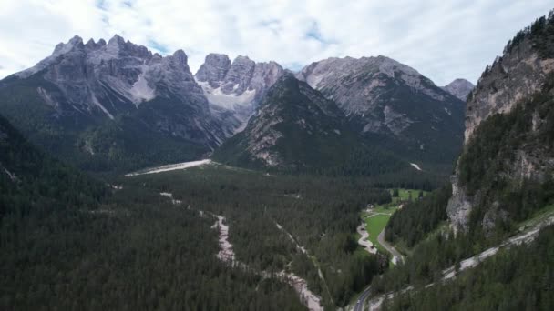 ドロミテ イタリア 旅行と自然コンセプトの緑の山の森の空中ビュー — ストック動画