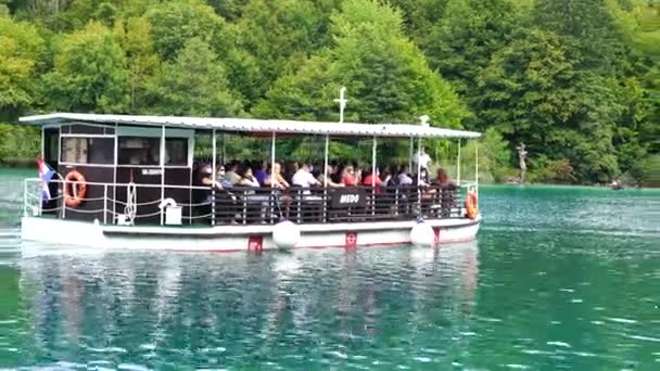 克罗地亚普里特维尔湖 2021年8月30日 人们在克罗地亚 旅游和自然概念的普里特维尔湖沿岸航行 船上有森林 — 图库视频影像