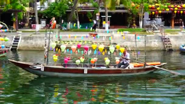 越南海安 2020年6月29日 在越南海安古城沿河畔观赏木船 — 图库视频影像