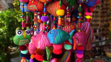 Hoi An, Vietnam 'daki yerel bir markette satılık renkli el yapımı eşyalar.