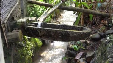 Bambu borusundan akan su Vietnam 'daki Sapa dağ köyünün avlusundaki nehre akıyor.