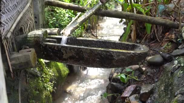 Eau Tuyau Bambou Coule Dans Rivière Dans Cour Village Montagne — Video