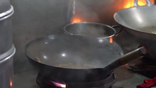 Malaysian Male Seller Cooks Street Food Large Frying Pan Night — 비디오