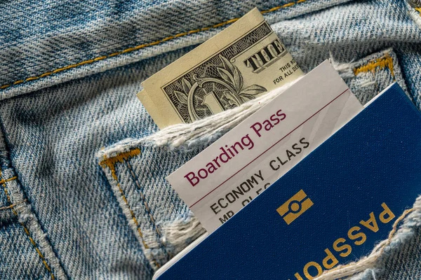 Dólares Pasaporte Azul Tarjeta Embarque Sus Pantalones Vaqueros Bolsillo Cerca — Foto de Stock