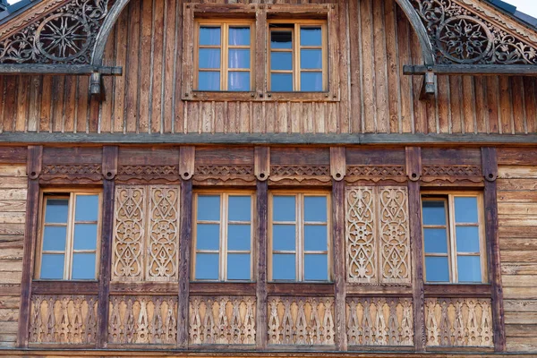 山の中で木製の梁で作られた素朴な家の木造ファサードのWindowsカルパチアの村 西ウクライナ ヨーロッパ クローズアップ — ストック写真