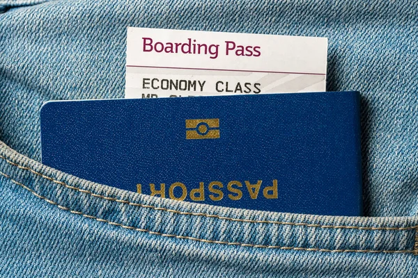 Pasaporte Azul Tarjeta Embarque Sus Pantalones Vaqueros Bolsillo Cerca Concepto —  Fotos de Stock