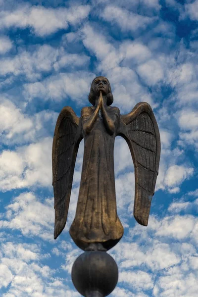 Detalhe Bela Estátua Bronze Anjo Com Asas Contra Céu Com — Fotografia de Stock
