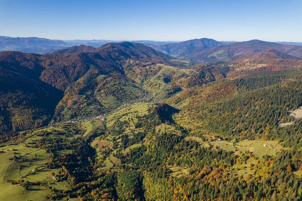 美丽的秋天森林在喀尔巴阡山脉上 在阳光灿烂的秋日里 在齐泽维尔山岭和蓝天的背景下 西乌克兰无人驾驶飞机视图 — 图库照片